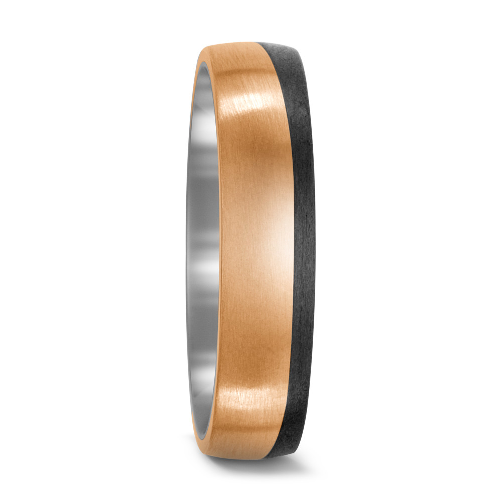 Aufnahme von Partnerringen aus Titan mit Oberfläche aus Carbon und Bronze