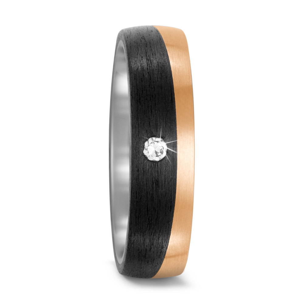 Aufnahme von Partnerringen aus Titan mit Oberfläche aus Carbon und Bronze mit Diamanten