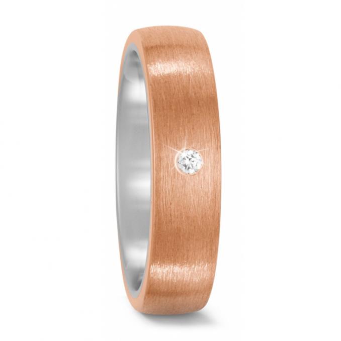 Aufnahme von Titan-Bronze Partnerringen mit Mattierung und Diamanten