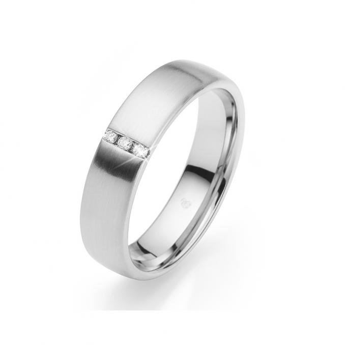 Aufnahme von Eheringen aus platiniertem Silber 925 mit Diamant und Längsmattierung