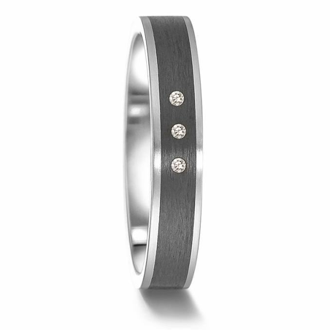 Aufnahme des Carbon Partnerrings mit Rändern aus Edelstahl und 3 Diamanten