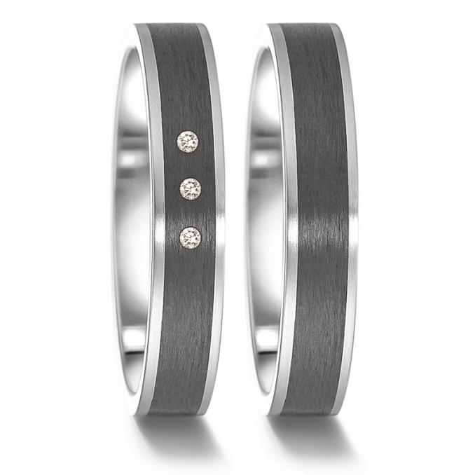 Aufnahme der Partnerringe aus mattiertem Carbon mit Edelstahl Rändern und 3 Diamanten