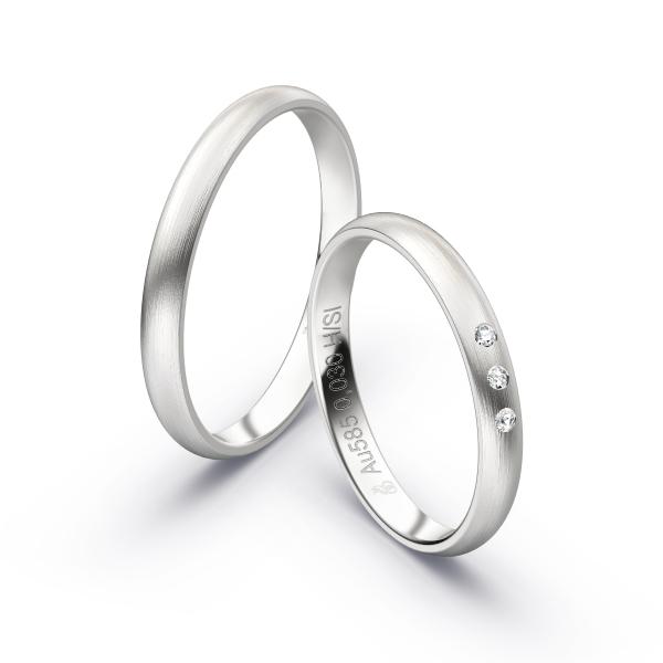 Aufnahme von längsmattierten Weißgold Eheringen mit 3 Diamanten in 2,5 mm Breite