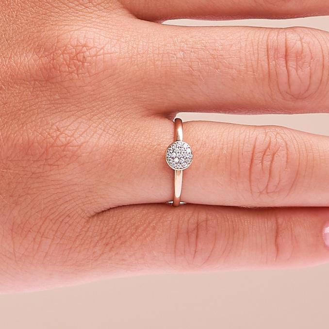 Aufnahme vom Schmuckring aus Rotgold 585 mit Zirkonia in Pavé gefasst auf Hand