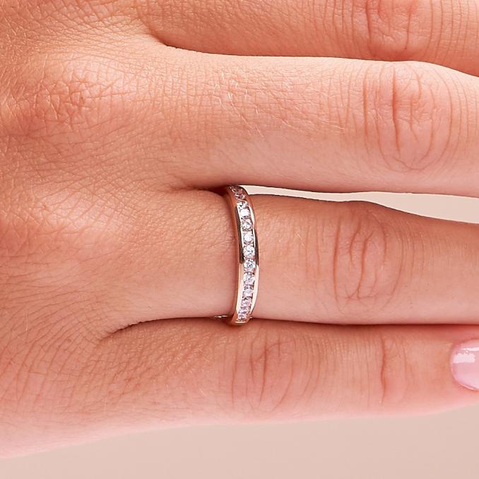 Aufnahme vom Memoirering aus Roségold 585 mit Zirkoniareihe in Kanalfassung auf Hand