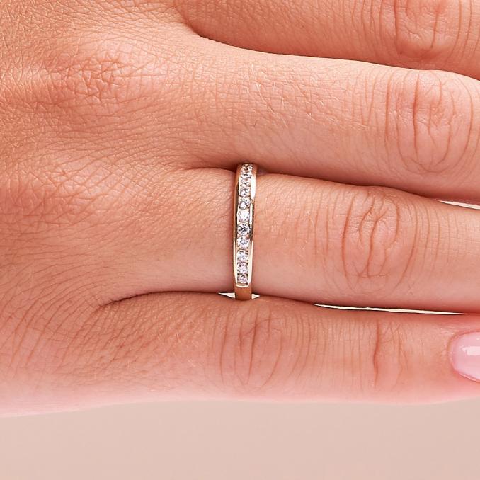 Aufnahme vom Memoirering aus Gelbgold 585 mit Zirkoniareihe in Kanalfassung auf Hand
