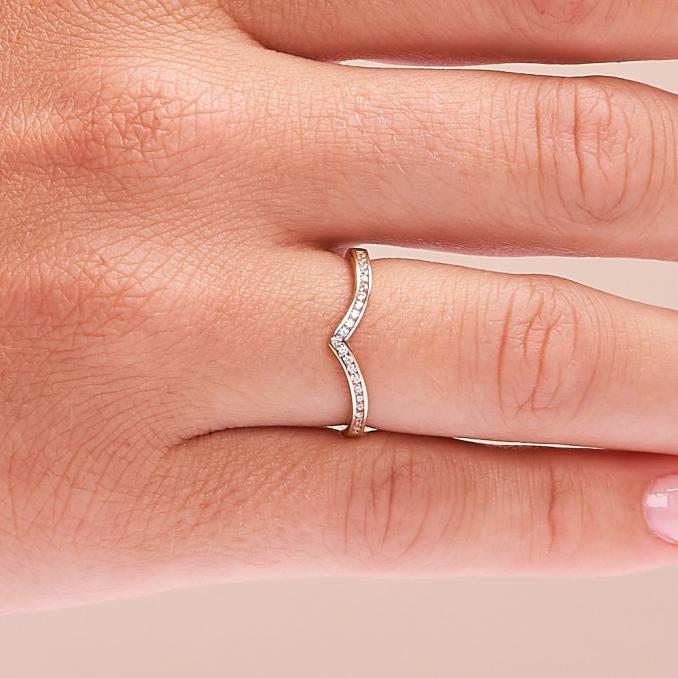 Aufnahme vom Schmuckring aus Gelbgold 585 mit Zirkoniareihe in Kanalfassung auf Hand