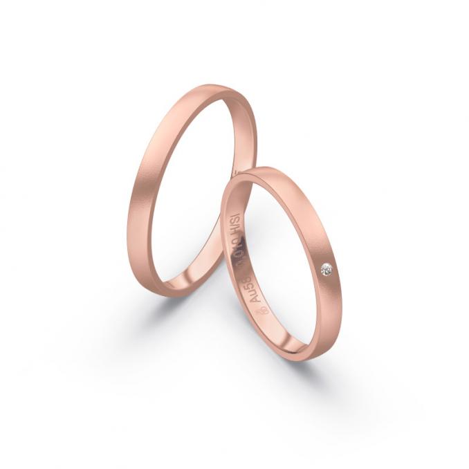Aufnahme von schmalen Eheringen aus Rosegold in 2,5 mm Breite mit Diamant und Sandmattierung