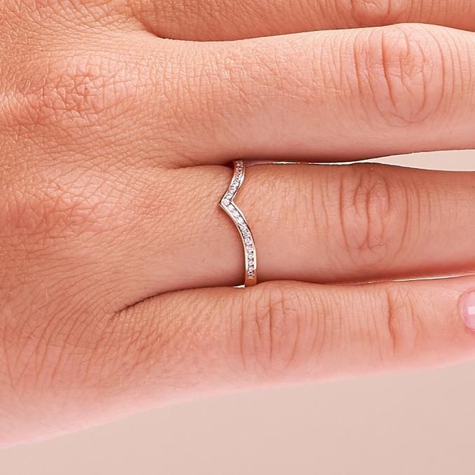 Aufnahme vom Schmuckring aus Roségold 585 mit Zirkoniareihe in Kanalfassung auf Hand