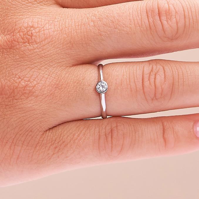 Aufnahme vom Schmuckring aus Weißgold 585 mit Zirkonia in Zargenfassung auf Hand