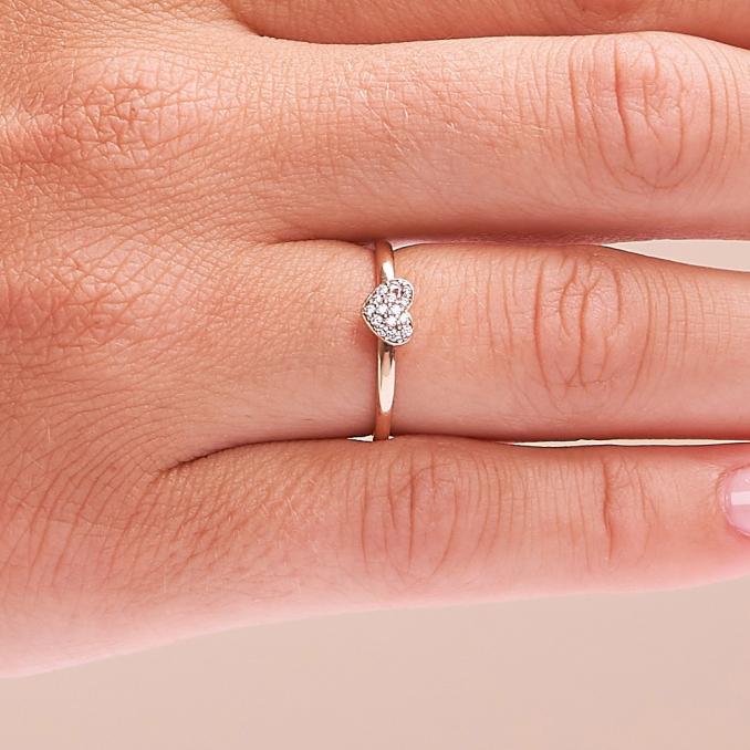 Aufnahme vom Schmuckring aus Rotgold 585 mit Zirkonia in Herzform gefasst auf Hand