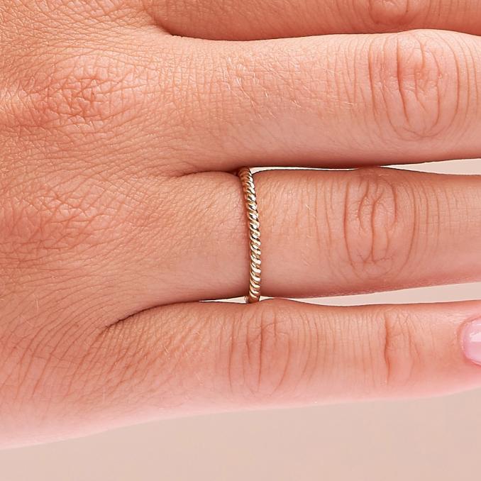 Aufnahme vom gekordelten Schmuckring aus Roségold 585 auf Hand