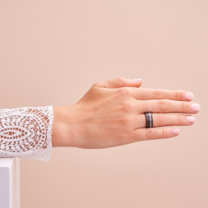 Aufnahme von Eheringen Carbon mit einem Titan Seitenstreifen und Brillanten auf Hand
