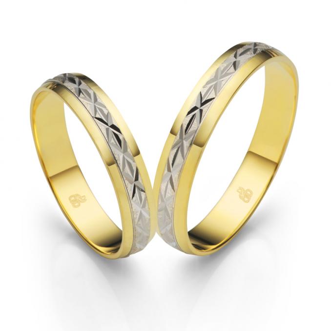Aufnahme der Eheringe aus Gelbgold und Weißgold mit geometrischem Muster