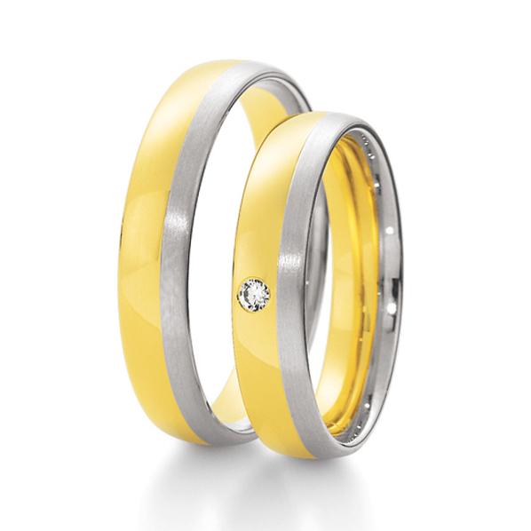Aufnahme der Eheringe aus mattiertem Weißgold und Gelbgold mit erhabener Außenform