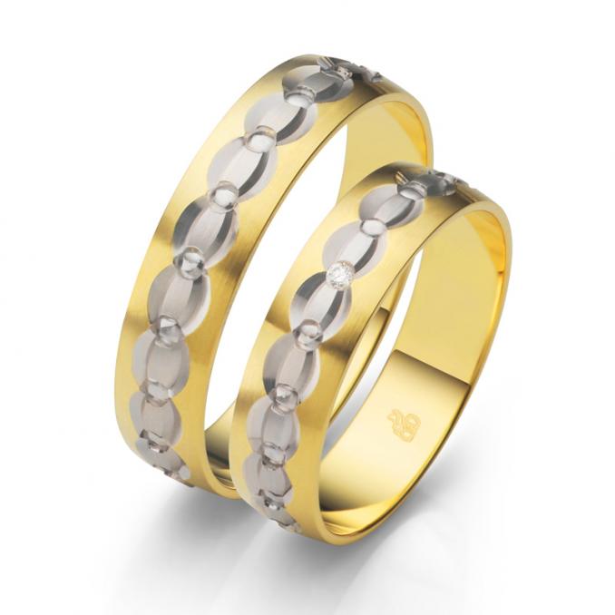 Aufnahme der Eheringe aus längstmattiertem Gelbgold mit Maserung mit Schörkel und Diamanten