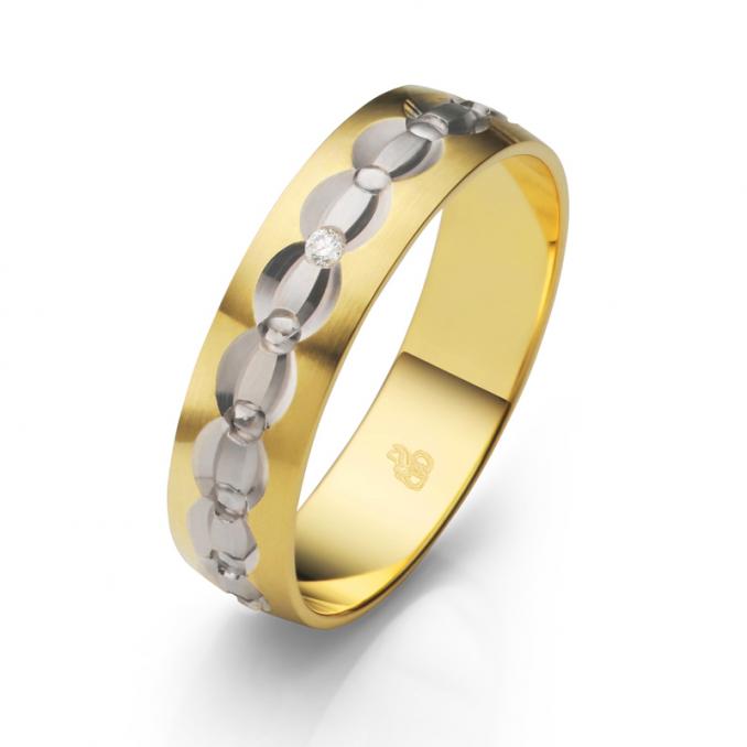 Aufnahme der Eheringe aus längstmattiertem Gelbgold mit Maserung mit Schörkel und Diamanten