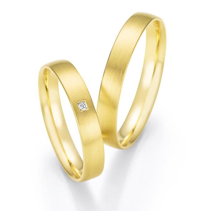 Aufnahme der schmalen längstmattierten Trauringe aus Gelbgold mit Diamanten