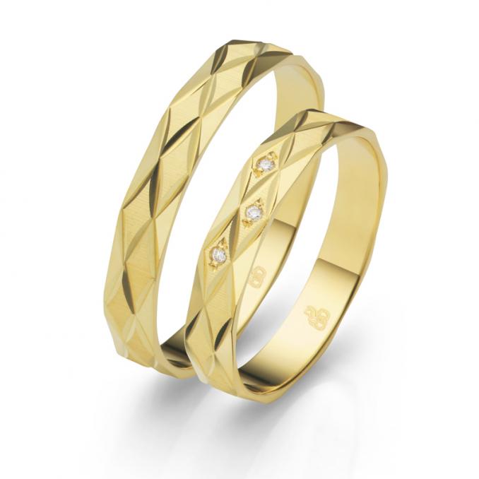 Aufnahme der Eheringe aus Gelbgold mit gerillter Fläche und 3 Diamanten