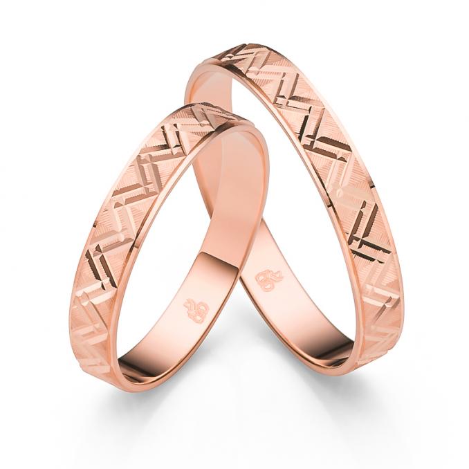 Aufnahme der Roségold Trauringe mit geometrischer Struktur und polierten Rändern