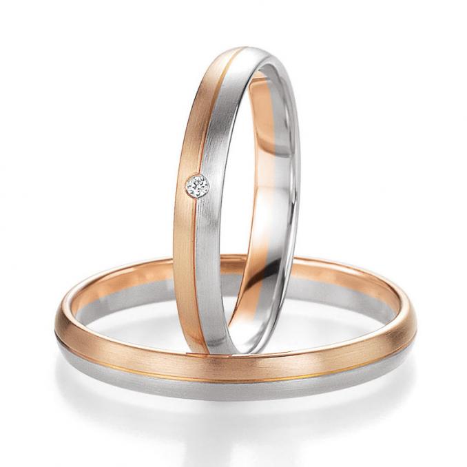 Aufnahme der Eheringe aus Weißgold und Roségold mit mattierter Oberfläche