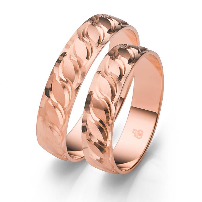 Aufnahme der Roségold Trauringe längstmattiert mit glänzendem Ornament
