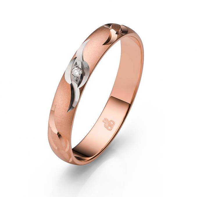 Aufnahme des Traurings aus Roségold mit sandmatter Oberfläche mit Kerbenschnörkel und Diamanten