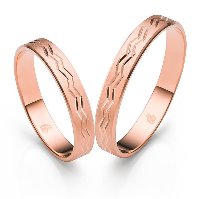 Aufnahme der Eheringe aus Roségold mit Rillen in Zickzack-Form