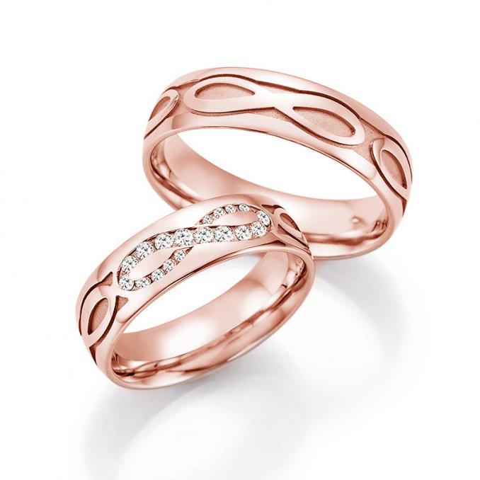 Aufnahme der Eheringe aus Rotgold gemustert mit Unendlichkeit-Zeichen und 18 Diamanten