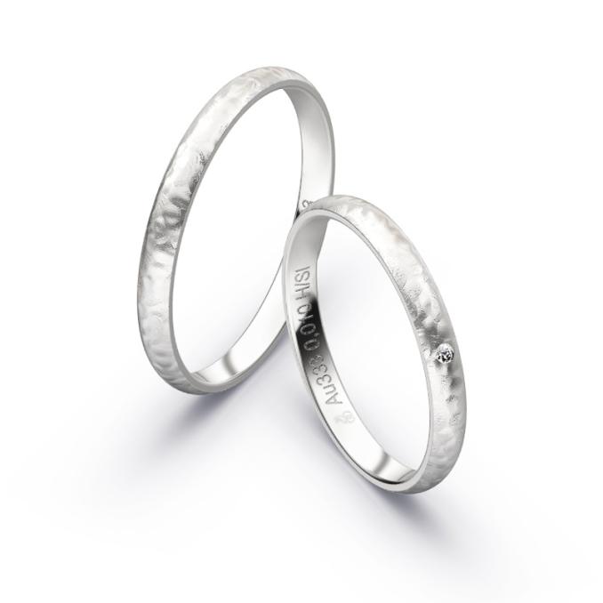 Platin Eheringe mit gehämmerter Oberfläche und Diamanten