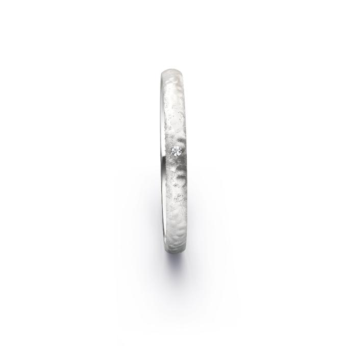 Platin Eheringe mit gehämmerter Oberfläche und Diamanten