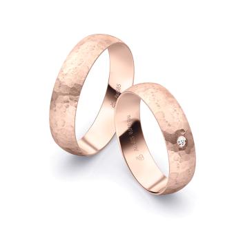 Moderne Eheringe aus Roségold mit Diamant und besonderer Oberfläche 5080