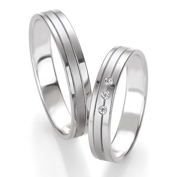 Aufnahme der Eheringe aus Weiß- und Graugold mit 3 Diamanten und 2 Rillen