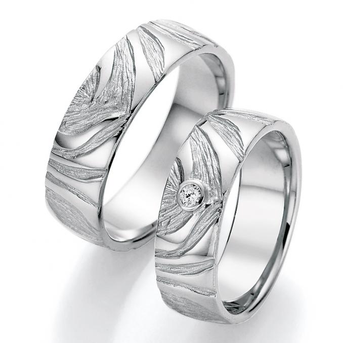 Aufnahme der Weißgold Eheringe mit Kratzen und Diamanten