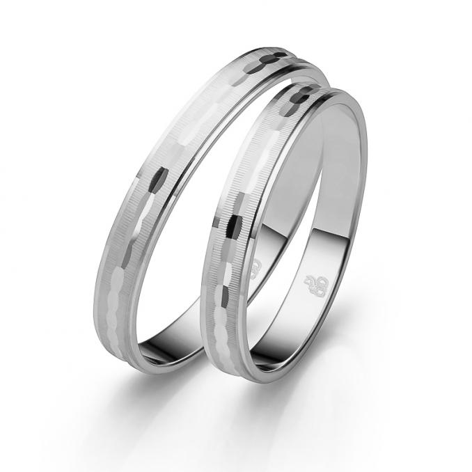 Aufnahme der schmalen Weißgold Hochzeitsringe mit strukturiertem Muster ohne Stein