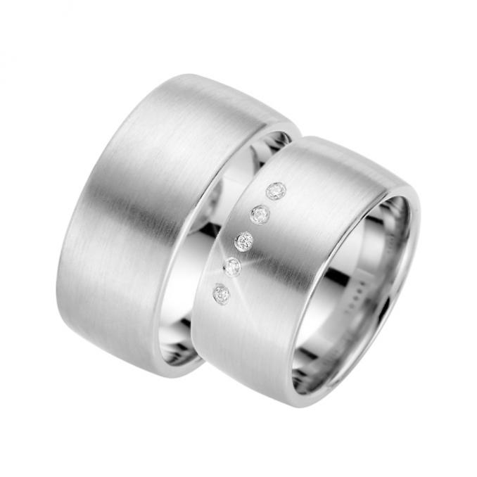 Aufnahme von breiten Silber Trauringen mit Längsmattierung und 5 Diamanten