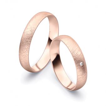 Aufnahme von Roségold Eheringen mit Diamanten in 4 mm und eismatter Oberfläche