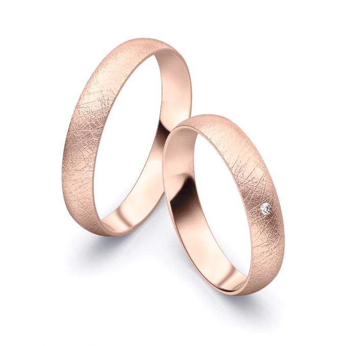Aufnahme von schlichten eismatten Trauringen aus Rosegold mit Diamant mit 4 mm Breite