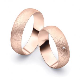 Aufnahme von schlichten eismatten Trauringen aus Roségold mit Diamant mit 6 mm Breite