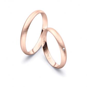 Aufnahme von Eheringen aus Roségold mit Diamanten und Querbürstung in 3 mm Breite