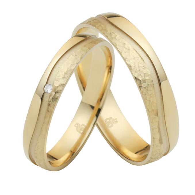 Aufnahme von Eheringen aus Gelbgold strukturmatt und glänzend mit sandmattierter Rille und Diamanten