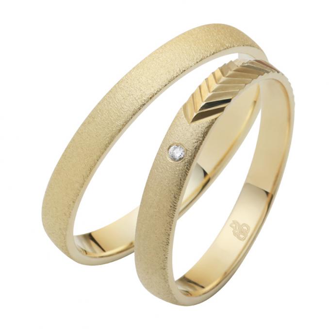 Aufnahme von Trauringen aus Gelbgold sandmatt mit Blattmuster und Diamanten