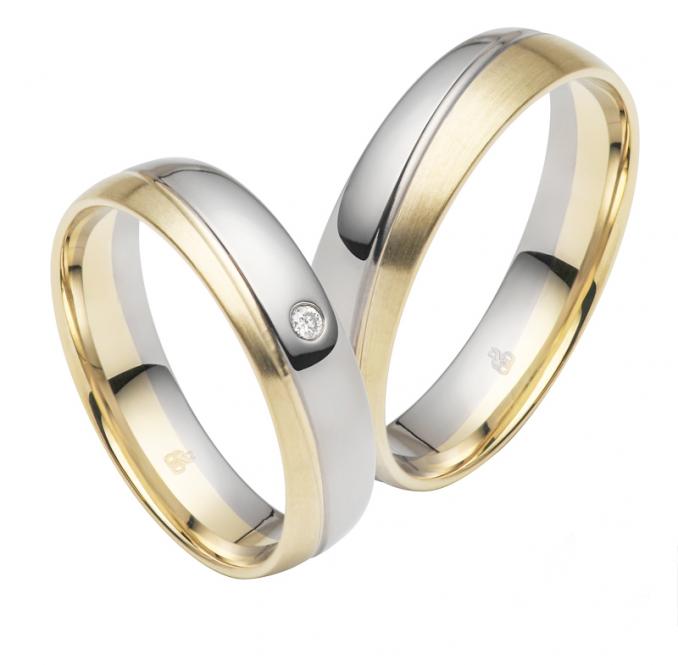 Aufnahme von Trauringen aus Gelbgold & Weissgold mit Rille und Diamanten