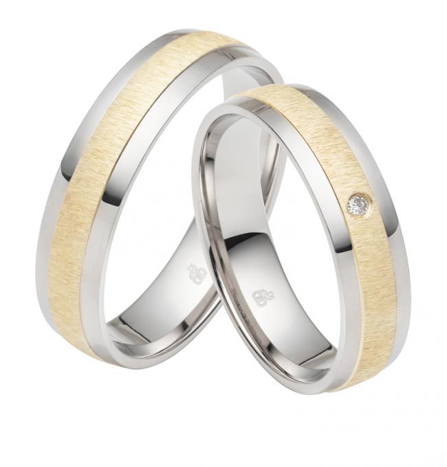 Aufnahme von Trauringen aus Gelbgold & Weissgold mit Diamanten und quermattiertem mittigem Streifen