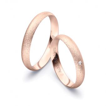 Aufnahme von Eheringen aus Roségold mit Körnung und Diamanten und 3,5 mm Breite 