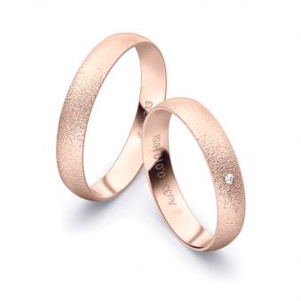 Aufnahme von Eheringen aus Roségold mit Körnung und Diamanten und 4 mm Breite