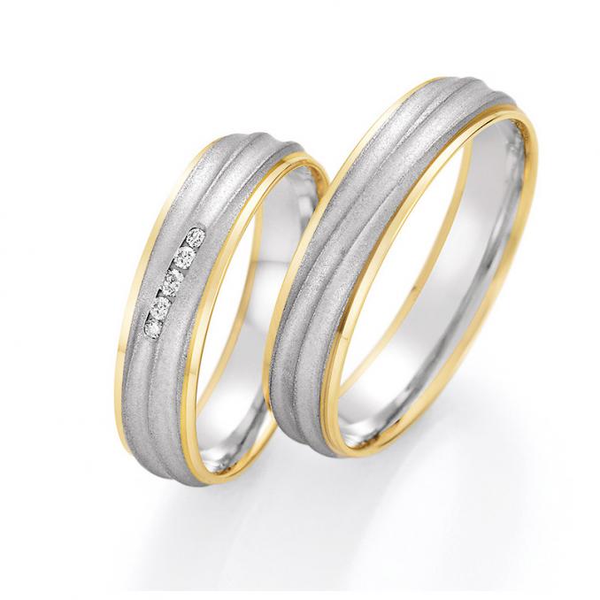 Aufnahme von Eheringen aus Palladium 500/Gelbgold sandmatt mit fünf weißen Diamanten