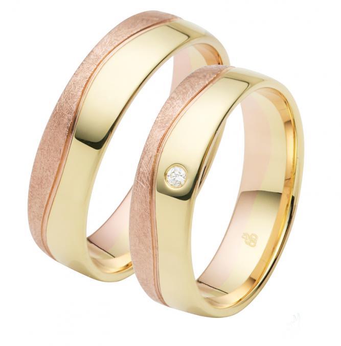 Aufnahme von den Trauringen aus Gelbgold & Roségold bicolor mit Eismattierung und Diamanten