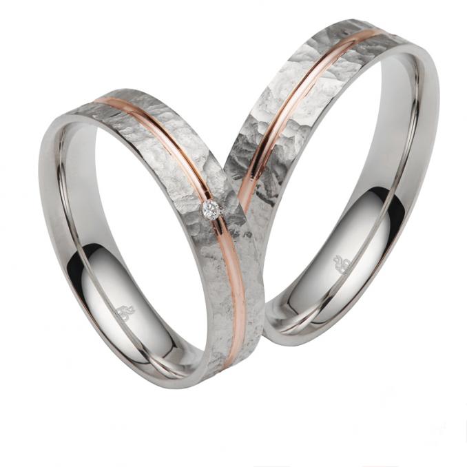 Aufnahme von strukturiert designten Trauringe aus Palladium 500 mit Diamanten und Roségoldakzent