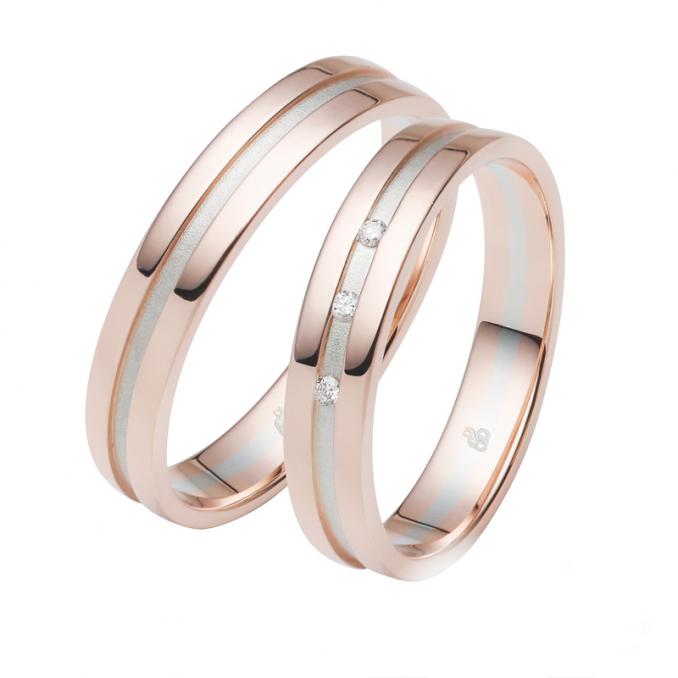 Aufnahme von Eheringen aus Roségold & Weissgold mit mattierter mittiger Rille und drei Diamanten